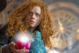 Neu im Kino: „Momo“ – Michael Endes Klassiker über Zeitdiebe, Mut und Fantasie - Das Waisenmädchen „Momo“ (Alexa Goodall) stellt sich den grauen Herren entgegen, die den Menschen ihre Zeit rauben wollen – mit Hilfe von Hora und Schildkröte Kassiopeia.