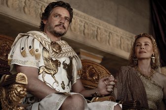Neu im Kino: Monumentalepos „Gladiator II“ und „Weihnachten in der Schustergasse“ - Pedro Pascal als General Marcus Acacius und Connie Nielsen als Lucilla in einer Szene aus „Gladiator II“.