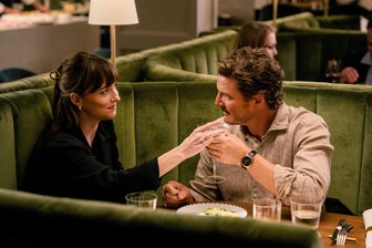 Neu im Kino: Pedro pascal verführt Dakota Johnson in „Was ist Liebe wert – Materialists“ - Dakota Johnson als Lucy und Pedro Pascal als Harry in dem Film „Was ist Liebe wert – Materialists“. Lucy arbeitet in einer Kuppelagentur, wird aber diesmal nicht für eine Verkupplungsaktion engagiert, sondern selbst zu einem Date eingeladen.