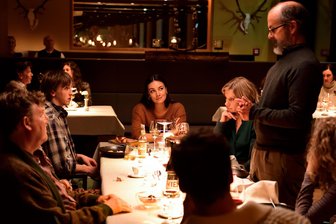 Neu im Kino: Sönke Wortmanns Eskalationsfamilie in „Der Spitzname“ und ein neuer „Löwenkönig“ von Disney - Ein Familientreffen gerät während des Urlaubs in einem Hotel in den Alpen außer Kontrolle und Stephan (Christoph Maria Herbst, stehend) hat seinen Anteil daran.
