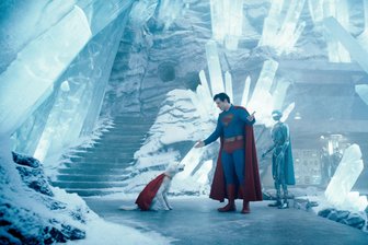 Neu im Kino: „Superman“ kehrt mit ungeahnter Tiefe auf die Leinwand zurück - Eine Szene aus „Superman“. In der Neuverfilmung aus dem DC-Universum zählt Mitgefühl mehr als Muskelkraft.