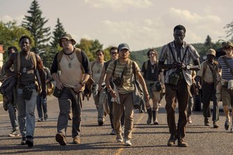 Neu im Kino: „The Long Walk – Todesmarsch“ bringt Stephen Kings brutales Zukunftsszenario auf die Leinwand - Eine Szene aus dem Film „The Long Walk – Der Todesmarsch“: Hundert Jugendliche kämpfen in einem brutalen Wettlauf ums Überleben – wer das Tempo nicht hält, wird gnadenlos exekutiert.