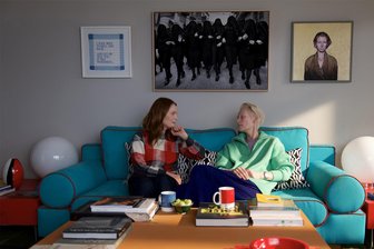 Neu im Kino: „The Room Next Door“, „Woodwalkers“ und „Venom: The Last Dance“ - Tilda Swinton (rechts) als Martha und Julianne Moore als Ingrid in „The Room Next Door“. Autorin Ingrid erfährt vom Krebsleiden einer alten Freundin, Martha. Die beiden nehmen ihre versandete Freundschaft wieder auf.