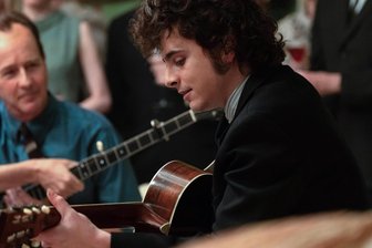 Neu im Kino: Timothée Chalamet sieht aus und singt wie Bob Dylan - Edward Norton (links) als Pete Seeger und Timothee Chalamet als junger Bob Dylan in „Like a Complete Unknown“.