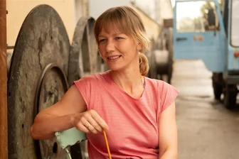 Neu im Kino „Zwei zu eins“ mit Sandra Hüller: Was anfangen mit Tonnen von Ostmark? - Sandra Hüller als Maren in der Komödie „Zwei zu Eins".