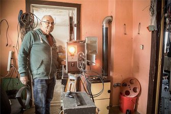 Neu im Plauener Capitol-Kino: Rendezvous mit den Hofer Filmtagen - "Kinomann" Helmut Göldner am Filmprojektor, mit dem er Kino aufs Land bringt. Foto: Kippelsteiner Filme