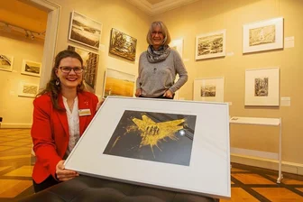 Neu im Vogtlandmuseum: Eine Schau künstlerischer Vielfalt - Arbeiten von Günter Weiß sind in einer neuen Ausstellung im Vogtlandmuseum zu sehen. Zusammengestellt wurde sie von Kunsthistorikerin Sarah Brandt. Hannelore Weiß (rechts), Ehefrau des verstorbenen Künstlers, zeigte sich voll des Lobes.