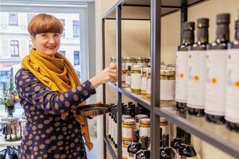 Neu in Annaberg: Das Café ohne Namen - Tina Aschermann hat neben ihrem Geschäft "Siebenblatt" ein Ladencafé eröffnet. Unterstützt wird sie von ihrer69-jährigen Mutter Ingeborg Schmiedel - der mithelfenden Fee, wie sie sagt - sowie Sohn Janis mit Partnerin Milli sowie einer jungen Frau aus Raschau. Das kleine Team stellt sich einer großen Herausforderung.
