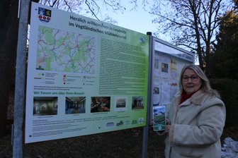 Neu in Leubnitz: Info-Tafeln und Flyer vermitteln Spannendes aus der Dorfgeschichte - Heike Löffler zeigt die neue Info-Tafel gegenüber vom Leubnitzer Schloss.