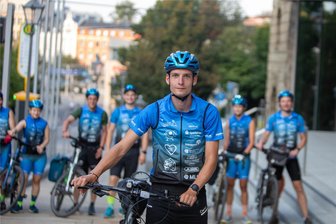 Neu-Plauener schwärmt von seiner Stadt: „Hat gute Vibes“ - Björn Sporbert ist Absolvent der TU Chemnitz und Neu-Plauener. Mit dem Projekt „Lauf-Kul-Tour“ traf er am Freitagabend am Rathaus der Spitzenstadt ein. In zehn Tagen geht es rund 1000 Kilometer weit - per Rad und zu Fuß.