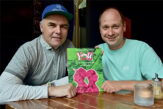 Neu: Zwei Chemnitzer und ihr Fotobuch mit Charakter - Sven Meinhold (li.) und René Göttlich mit ihrem Fotobuch "You".