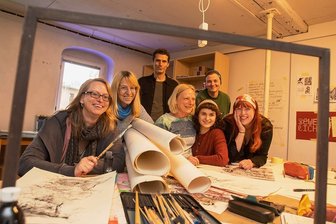 Neuanfang: Art Collektiv zieht in die Elsteraue um - Der Spaß kommt beim offenen Treff der Art Collektivisten auch in den neuen Räumen in der Bleichstraße 7 nicht zu kurz. Mit der Künstlergruppe ist wieder ein Hauch Moderne mehr in die Altstadt eingezogen.