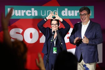 „Neuanfang auf allen Ebenen“: Warum jetzt auch Sachsens Linke-Doppelspitze personelle Konsequenzen zieht - Standen fünf Jahre gemeinsam an der Linken-Spitze: Susanne Schaper und Stefan Hartmann, hier am Wahlabend vor einem Monat.