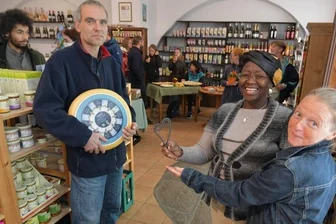 Neuanfang im Laden der Begegnungen - Ramatu und Götz Leeder-Kamanda sind seit Samstag offiziell die neuen Inhaber des Bioladens "Queerbeet" in der Herderstraße in Freiberg. Die bisherige Inhaberin, Angela Bayerlein, wünschte ihnen alles Gute.