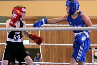 Neuanfang mit Boxturnier: Viele Debütanten steigen in den Ring - Elias Gladzienski vom VSV Eintracht Klingenthal (rechts) feierte einen Punktsieg gegen den Breitenbrunner Alexander Winter. 