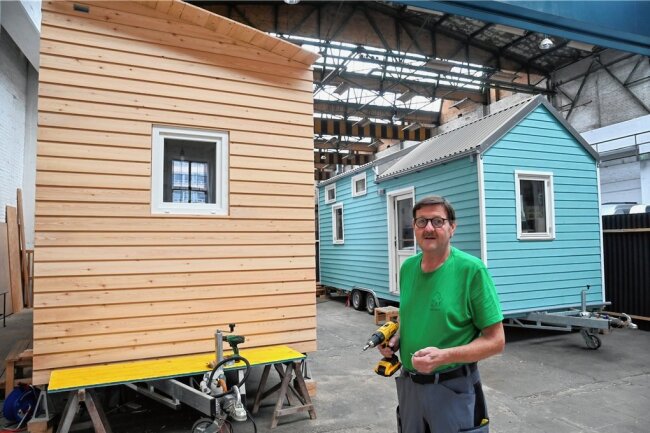 Neuanfang mit Mitte 60: Konstrukteur baut jetzt Mini-Häuser in Chemnitz - Ralf Korm arbeitet in Chemnitz gerade an seinem dritten Tiny-House. Vor einem Jahr hat er seine neue Firma gegründet. Auch seine Tochter hilft im Unternehmen mit. 