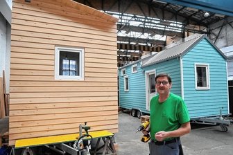 Neuanfang mit Mitte 60: Konstrukteur baut jetzt Mini-Häuser - Ralf Korm arbeitet gerade an seinem dritten Tiny-House. Vor einem Jahr hat der Burkhardtsdorfer seine neue Firma gegründet. Auch seine Tochter hilft im Unternehmen mit.