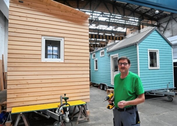 Neuanfang mit Mitte 60: Konstrukteur baut jetzt Mini-Häuser - Ralf Korm arbeitet gerade an seinem dritten Tiny-House. Vor einem Jahr hat der Burkhardtsdorfer seine neue Firma gegründet. Auch seine Tochter hilft im Unternehmen mit. 
