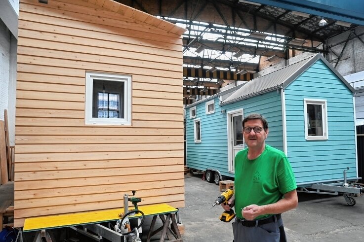 Neuanfang mit Mitte 60: Konstrukteur baut jetzt Mini-Häuser - Ralf Korm arbeitet gerade an seinem dritten Tiny-House. Vor einem Jahr hat der Burkhardtsdorfer seine neue Firma gegründet. Auch seine Tochter hilft im Unternehmen mit. 