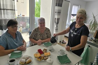 Neuanfang nach Wohnungsbrand in Werdau: „Es gibt viele Leute, die ein großes Herz haben“ - Sind füreinander da, in guten, wie in schlechten Zeiten: Ramona Hoffmann, Katrin Kühnreich und Bärbel Schlüssler (v. l.).