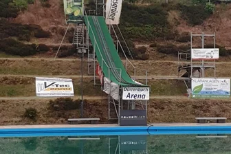 Neuauflage der Weltmeisterschaft im Wasser-Skispringen in Klingenthal - Im Dürrenbach-Freibad Klingenthal ist wieder die Schanze aufgebaut und kann auch schon zum Training genutzt werden. 