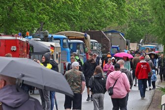 Neuauflage des legendären Werdauer Oldtimertreffens: So sieht die Bilanz der Veranstalter aus - Vor allem am Samstag war das Festgelände gut besucht, und die Oldtimer reihten sich entlang der Crimmitschauer Straße lückenlos auf.