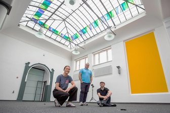 Neuauflage des Plauener Kreativmarktes "Kaufhausliebe" geplant - Der Kreativmarkt Kaufhausliebe soll in diesem Jahr im Gebäude Weststraße 2, im Kassenraum der ehemaligen Schmidt-Bank, stattfinden. Steffi Fischer, Uwe Fischer und Olaf Thiel (von links) bereiten derzeit die Neuauflage vor. Sie ist für Anfang September geplant.