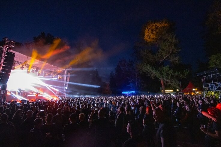 Neuauflage im Park kommt gut an - Rund 1000 Fans waren am Freitagabend beim Konzert von Project Pitchfork im Gründelpark in Glauchau.