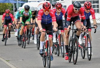 Neuauflage nach 66 Jahren - Die Fahrer vom Berthold Radteam Hainichen (rot-blaue Trikots, rote Helme) wollen das Rennen der Elite-Amateur-Klasse gewinnen.
