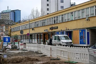 Neubau am Chemnitzer Getreidemarkt im Frühjahr fertig: Was wird aus dem Nachbarhaus? - Viele Mieter sind bereits aus dem Gebäude an der Lohstraße 2 ausgezogen. Die Baufirma Rebo-Consult koordiniert von dort aus den Neubau auf dem Getreidemarkt gegenüber.