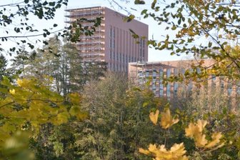 Neubau an der TU Freiberg: So weit sind die Arbeiten - Der Neubau des Bibliothek- und Hörsaalzentrums der TU Bergakademie Freiberg - hier mit Blick über den Schlüsselteich - soll mit Beginn des Herbstsemesters 2022 eingeweiht werden. Im Inneren sind die Ausbauarbeiten in vollem Gange. 
