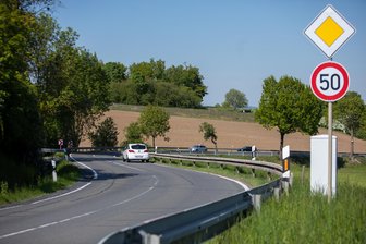 Neubau der B 173 südwestlich von Plauen: „Wir wollen niemanden zu schnellem Fahren verleiten“ - Hofer Landstraße mit Engstelle: Mit dem Neubau des Teilstücks soll dieser Abschnitt begradigt werden.
