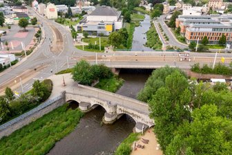 Neubau der Elsterbrücke in Plauen: Auf diese Einschränkungen müssen sich Autofahrer einstellen - Die Neue Elsterbrücke ist eines der Eingangstore in die Innenstadt. Sie führt über die Weiße Elster. Im Foto ist sie oberhalb der Alten Elsterbrücke zu sehen, die nur für Fußgänger freigegeben ist. Die Neue Elsterbrücke muss unter Vollsperrung neu gebaut werden.