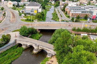 Neubau der Elsterbrücke unter Vollsperrung: Was jetzt auf die Plauener zukommt - Die Neue Elsterbrücke ist eines der Eingangstore in die Innenstadt. Sie führt über die Weiße Elster. Im Foto ist sie oberhalb der Alten Elsterbrücke zu sehen, die nur für Fußgänger freigegeben ist. Die Neue Elsterbrücke muss unter Vollsperrung neu gebaut werden, lediglich Straßenbahnen fahren noch eingeschränkt.