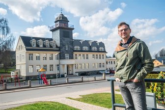 Neubau der Grundschule in Neukirchen verzögert sich: Hat das Auswirkungen auf die Finanzierung? - Ein Teil der Schüler der Grundschule Neukirchen wird in der ehemaligen Oberschule Adorf unterrichtet. Durch den Neubau einer Schule sollen künftig alle Schüler gemeinsam lernen.