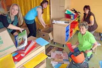 Neubau der Kita "Sonnenkäfer" öffnet am Montag - Andrea Kenzel-Pfeifer, Adriana Ziesche, Ramona Nietzsche und Ramona Teeger (v.l.) räumen das "Atelier" in der neuen Kindertagesstätte "Sonnenkäfer" in Niederbobritzsch ein.