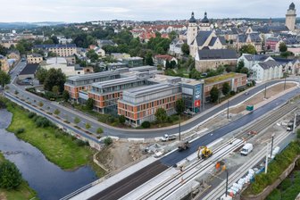 Neubau der Plauener Elsterbrücke: Ab wann der Verkehr wieder rollen kann - Die ersten Fahrbahnen über den Brückenneubau sind asphaltiert. Ab Dienstag soll stadtauswärts der Verkehr wieder rollen.