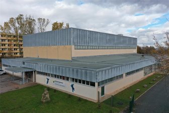 Neubau einer Handballhalle in Zwickau: Warum ist die Entscheidung schon wieder vertagt worden? - Die alte Ballsporthalle in Neuplanitz entspricht nicht mehr den modernen Anforderungen.