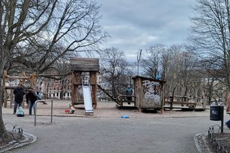 Neubau für fast 300.000 Euro: So soll der beliebteste Spielplatz auf dem Chemnitzer Kaßberg bald aussehen - Die Spielgeräte auf dem Gerhart-Hauptmann-Platz sind abgenutzt und werden ersetzt.