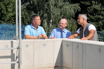 Neubau geht im Erzgebirge ans Netz: Seifersdorf hat neue Kläranlage - Frank Kippig (M.) mit Bürgermeister Albrecht Spindler (r.) und Abwassermeister Danny Uloth.