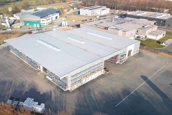 Neubau im Gewerbegebiet Chemnitz-Rottluff fertig - Der Neubau von Wego VTI (vorn) steht direkt neben der Bäckerei Schäfer im Gewerbegebiet Rottluff.