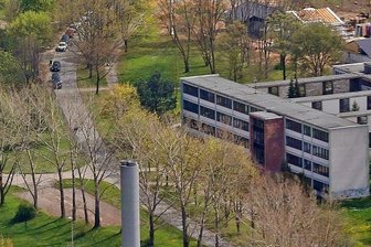 Neubau von vierter Oberschule rückt in weite Ferne - Vergangene Zeiten: Auf dem Foto ist noch die Gagarinschule im Zwickauer Stadtteil Eckersbach zu sehen, die 2017 abgerissen wurde. An dem Standort wollte man eine neue Oberschule bauen. Doch daraus wird nichts.