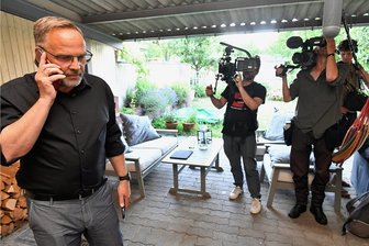 Neubauers Zieleinlauf als Landrat: Wie ein parteiloser Bürgermeister in Mittelsachsen CDU und AfD abhängte - Unerwartet klarer Wahlsieger: Augustusburgs bisheriger Bürgermeister Dirk Neubauer (links) wird neuer Landrat in Mittelsachsen.