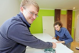 Neubeginn in alter Heimat - sogar in Sachen der Liebe - Gemeinsam mit Lebenspartnerin Anja Wolf richtet Sven Ziegenbalg die erste gemeinsame Wohnung her, wobei er es genießt, die handwerklichen Tätigkeiten selbst zu übernehmen. 