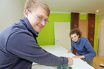 Neubeginn in der alten Heimat Freiberg - nicht nur in der Liebe - Gemeinsam mit Lebenspartnerin Anja Wolf richtet Sven Ziegenbalg die erste gemeinsame Wohnung her, wobei er es genießt, die handwerklichen Tätigkeiten selbst zu übernehmen. 