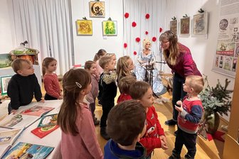 Neuberin-Museum Reichenbach geht auf eine magische Reise - Ivette Haag, Mitarbeiterin des Neuberin-Museums, stellte den Mädchen und Jugend aus der Kita „Pfiffiküsse" Aufgaben zur neuen Weihnachtsschau und trug ein Märchen vor.