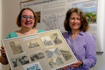 Neuberin-Museum Reichenbach: Neustart mit Stadtansichten - Museumsleiterin Martina Bundzus (rechts) und Grit Otto mit einer der Schautafeln. So gibt es für jeden Stadtteil und Teile von Heinsdorfergrund eine Tafel mit Kartenmotiven zum jeweiligen Ortsteil. 