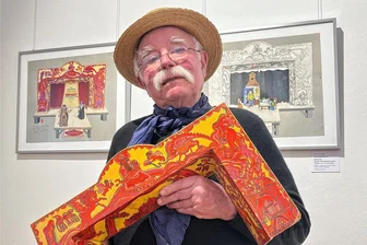 Neuberin-Museum Reichenbach: Volkmar Förster präsentiert sein Schaffen für die Theaterwelt - Volkmar Förster mit seiner ersten Diplomarbeit: Entwürfe für das Bühnenbild und ein Modell für den „Urfaust“ 1975 am Theater der Altmark in Stendal. Das Portal in kräftigem Rot und Gelb erinnert an psychedelische Pop-Art.