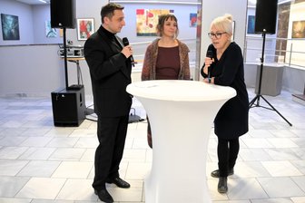 Neuberinhaus: Die Ausstellung im Foyer lässt „Ferne“ ganz in der Nähe entdecken - Künstlergespräch: Frank Lorenz vom Verein Kunsthalle Vogtland mit Katrin Limmer und Christiane König