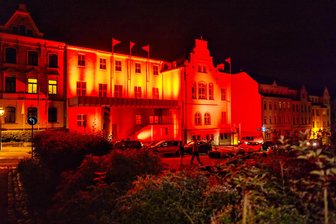 Neuberinhaus in Reichenbach: Kann Eigenständigkeit den Veranstaltungstempel retten? - Im Jahr 2020 machte das Neuberinhaus mit rotem Licht auf die prekäre finanzielle Lage aufmerksam. Eigentlich müsste das Haus immer noch rot leuchten.